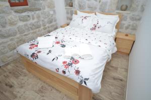 Postel nebo postele na pokoji v ubytování Apartments Risan