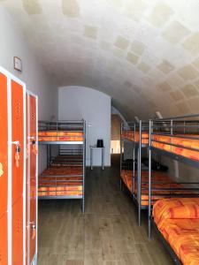 Divstāvu gulta vai divstāvu gultas numurā naktsmītnē The Rock Hostel