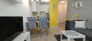 Apartment Verdi Split with free private parking space的厨房或小厨房
