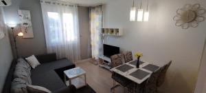 Apartment Verdi Split with free private parking space的电视和/或娱乐中心