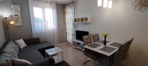 Apartment Verdi Split with free private parking space的电视和/或娱乐中心