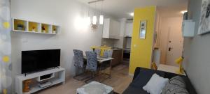 En TV eller et underholdningssystem på Apartment Verdi Split with free private parking space