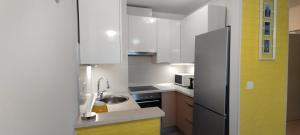 Apartment Verdi Split with free private parking space的厨房或小厨房