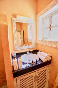 Ένα μπάνιο στο full home pool terrasse résidence alqaria assiyahiya