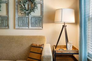 a living room with a couch and a lamp on a table at Warm Welcome Getaway - Resort Stay for 6 in Branson