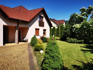 ein Haus mit Weihnachtsbäumen im Hof in der Unterkunft Familijne Zacisze in Mienzebrosche