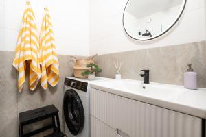 Un baño con lavadora y lavabo. en Apartement Nikolai, en Pärnu 21 fotos más
