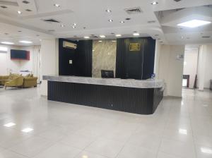 Un vestíbulo con mostrador de recepción en un edificio. en מלון המלך שאול, en Ashkelon