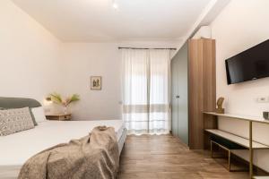 A television and/or entertainment centre at NG Guest House l'Acquedotto