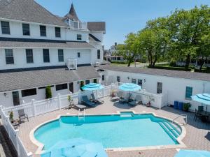 an overhead view of a swimming pool in front of a house at The Hewitt Wellington Hotel in Spring Lake