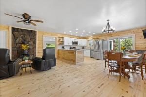 une cuisine et un salon avec une table et des chaises dans l'établissement Custer Serene, à Custer