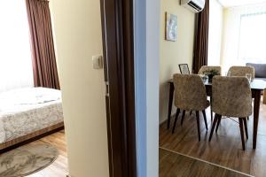Postel nebo postele na pokoji v ubytování Two-Bedroom Apartment with Kitchen