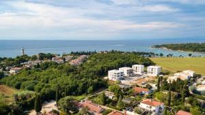 サヴドリアにあるApartments Sidroの都市と海の空中写真