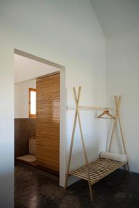 a room with a swinging bed and a bathroom at Hotel El Aguamiel in Lunlunta