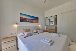 A bed or beds in a room at Villas Guzman - Alex Még 36 kép
