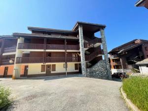 un grand bâtiment avec un parking devant dans l'établissement Résidence Cristallin G - CRISTALLIN 12 MAE-6651, à Valmorel 7 autres photos