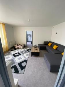 a living room with a couch and a table at 80 m2 meublé RDC in Saint-Benoît-sur-Loire