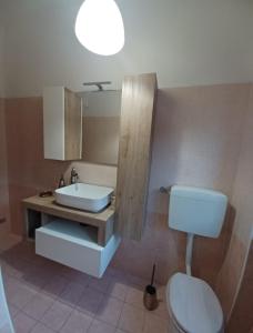 Un baño con un inodoro blanco y un lavabo. en La Baita del Mare, en Montesilvano 10 fotos más