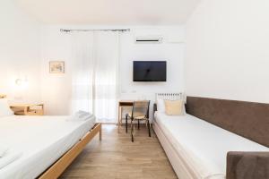 A bed or beds in a room at NG Guest House l'Acquedotto Még 37 kép