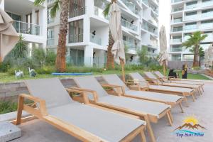 エイラットにあるtop suit eilatの建物前の長椅子