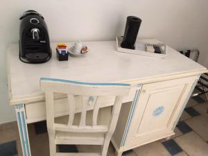 einen weißen Schreibtisch mit Stuhl in einem Zimmer in der Unterkunft Hotel Patti in Golfo Aranci