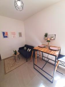 un salon avec une table et une chaise dans l'établissement Le Refuge de l'Écusson - T2 centre-ville, WIFI, à Montpellier