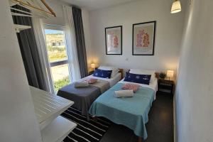 Posteľ alebo postele v izbe v ubytovaní Brodarica Apartment Near the Beach - Spacious 2-Bedroom Penthouse with Large Terrace