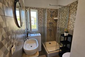 Kúpeľňa v ubytovaní Brodarica Apartment Near the Beach - Spacious 2-Bedroom Penthouse with Large Terrace