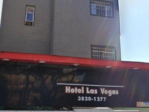 un panneau d'hôtel à Las Vegas sur le côté d'un bâtiment dans l'établissement Hotel Las Vegas Guarulhos, à Guarulhos
