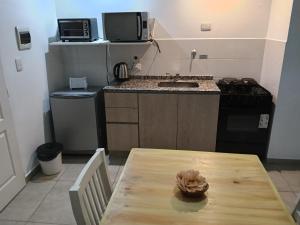 Kuchyň nebo kuchyňský kout v ubytování Dto Monte Grande 20' Aeropuerto EZE