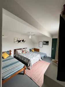 a bedroom with two beds at Pousada Aconchego in Passa Quatro