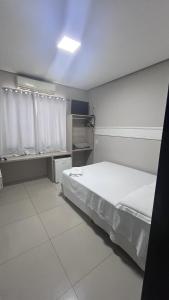 Postel nebo postele na pokoji v ubytování Hotel Ferrari