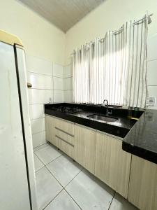 uma cozinha com pia e janela em Flats Recanto Sonho - PX do Centro de Palmas em Palmas mais 43 fotografias