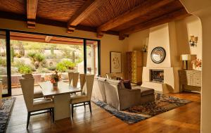 O zonă de relaxare la Four Seasons Resort Scottsdale at Troon North