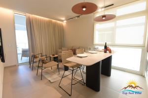 エイラットにあるtop suit eilatのテーブルと椅子のあるキッチンとダイニングルーム
