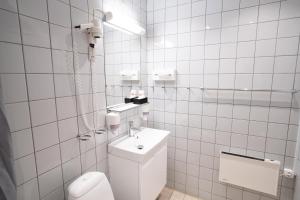 ein weißes Badezimmer mit Toilette und Waschbecken in der Unterkunft Hotel Norden in Haderslev + 63 Fotos