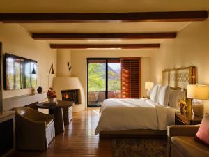 Un pat sau paturi într-o cameră la Four Seasons Resort Scottsdale at Troon North +104 fotografii