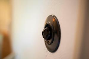 a black door knob on a white door at Kleine Backsteinloft in Templin