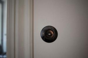 a black door knob on a white door at Kleine Backsteinloft in Templin