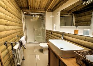 Kylpyhuone majoituspaikassa Downsfield Bed and Breakfast