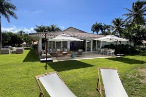 una casa con dos rampas en el patio en Golf Villa V, en La Romana