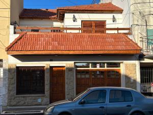 圣罗莎Excelente casa céntrica的停在大楼前的蓝色汽车