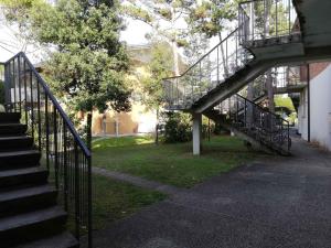 un conjunto de escaleras junto a un edificio en Apartments in Bibione 24555, en Bibione