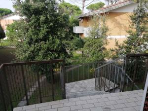 una valla negra delante de una casa en Apartments in Bibione 24555, en Bibione