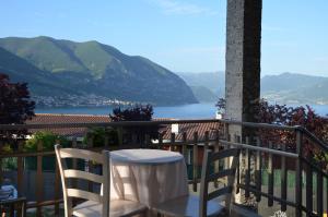 balcón con 2 sillas y vistas al agua en B&B Panorama Iseo, en Iseo