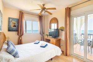 Televízia a/alebo spoločenská miestnosť v ubytovaní Puerta del mar 2 - Happy Rentals