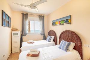 Posteľ alebo postele v izbe v ubytovaní Puerta del mar 2 - Happy Rentals
