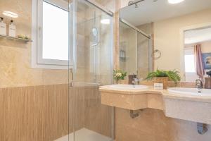 Kúpeľňa v ubytovaní Puerta del mar 2 - Happy Rentals + 28 fotografií