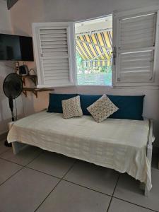 1 cama con almohadas en una habitación con ventana en Trois Ilets Studio EDEN VILLAGE, en Les Trois-Îlets 11 fotos más