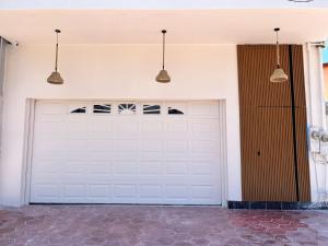 ラパスにあるCasa Palmaの2つのライトがある部屋にある白いガレージのドア